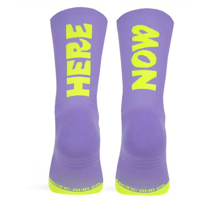 here-now-aquiyahora-socks-calcetines-lila-neon-running-cycling-ciclismo-performance-deporte