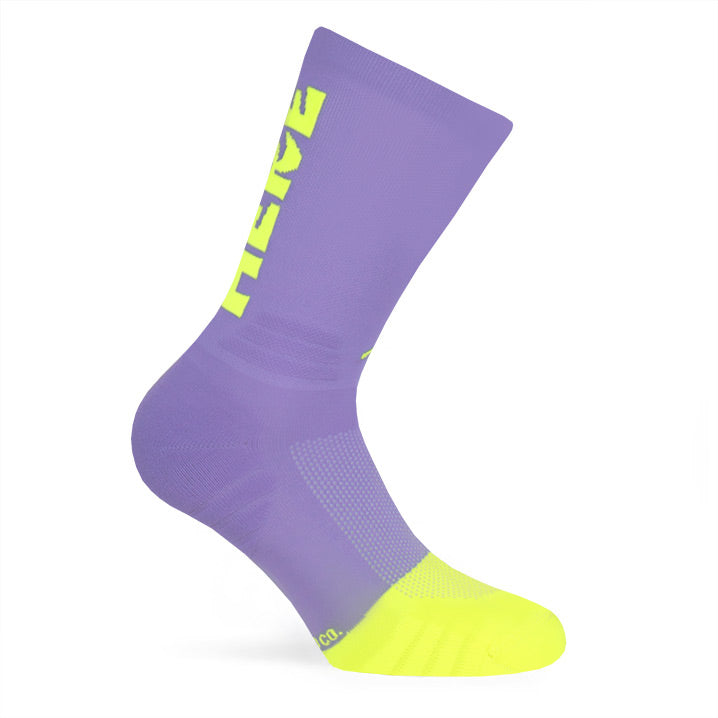 here-now-aquiyahora-socks-calcetines-lila-neon-running-cycling-ciclismo-performance-deporte1